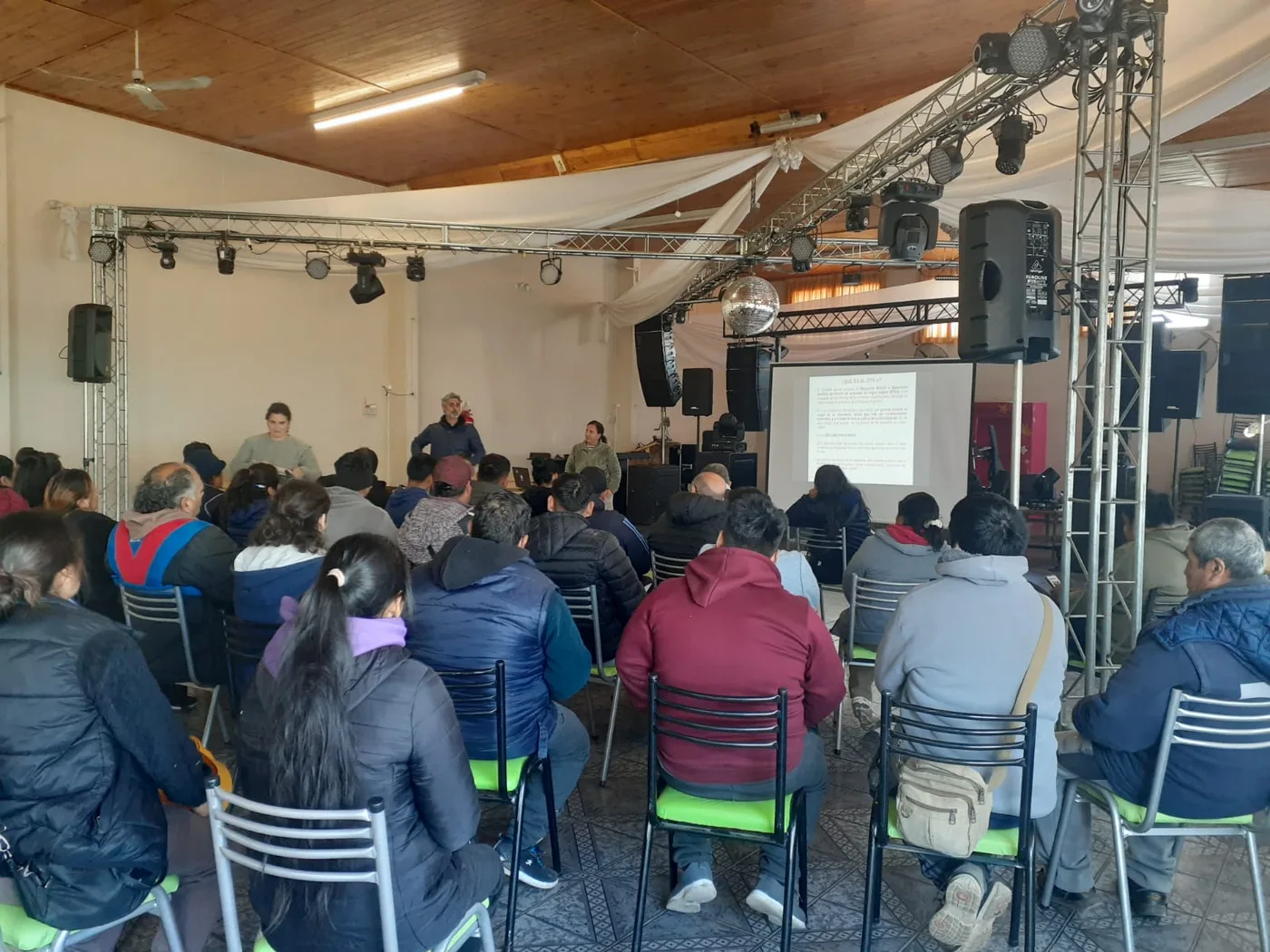Capacitación SENASA en el Mercado de Las Heras