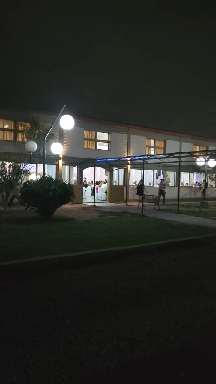 Exterior del salón por la noche