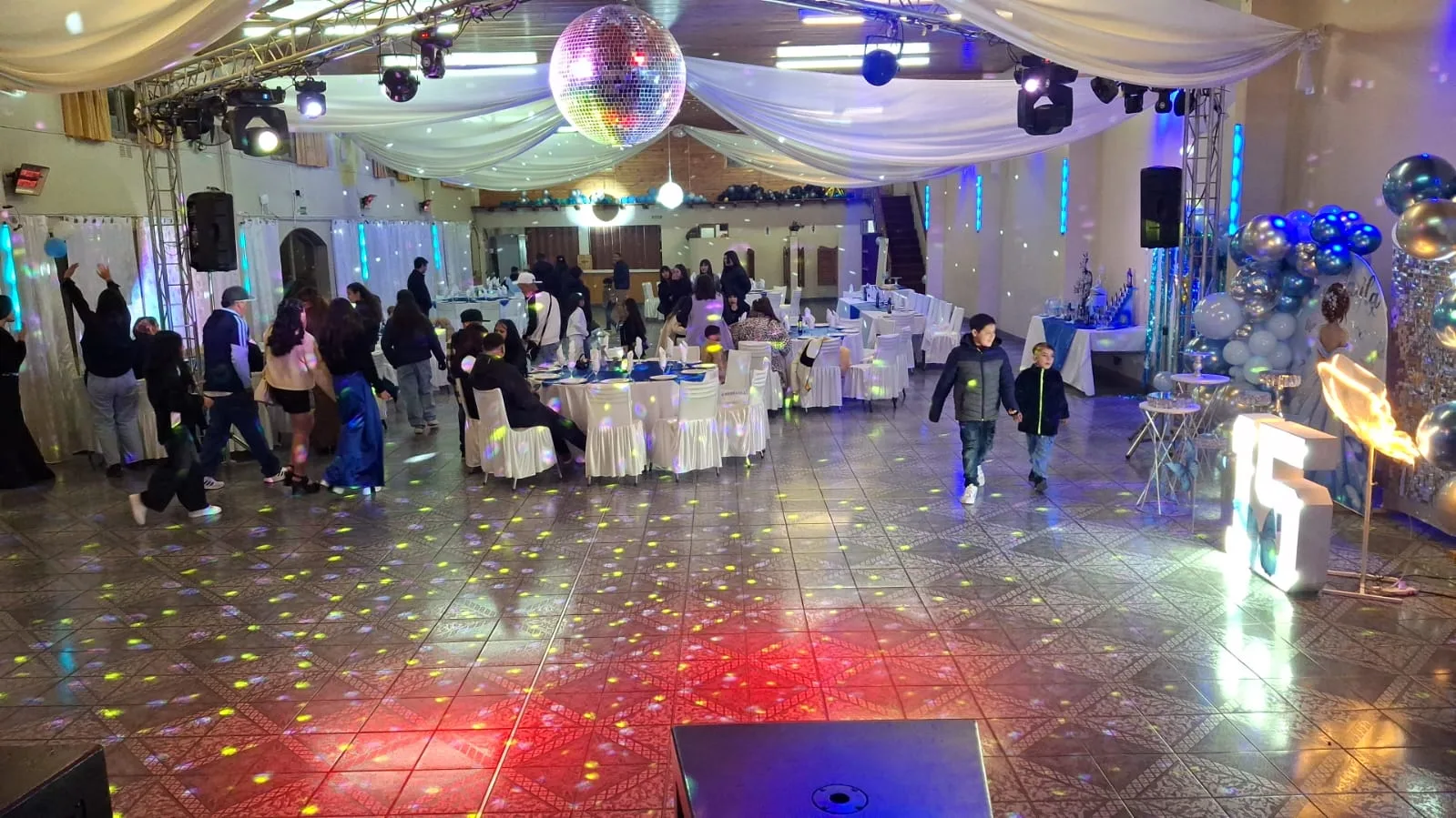 Vista amplia del salón en un evento
